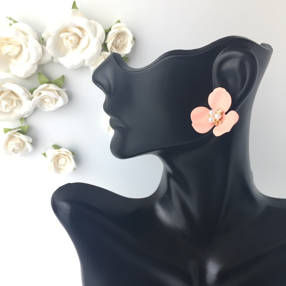 💕 NEW BLUSH PINK FLOWER STUD EARRINGS 💕